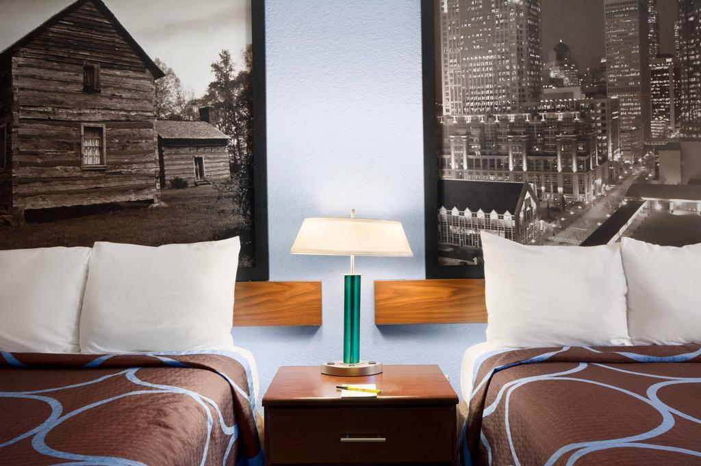 Super 8 By Wyndham Charlotte University Room photo